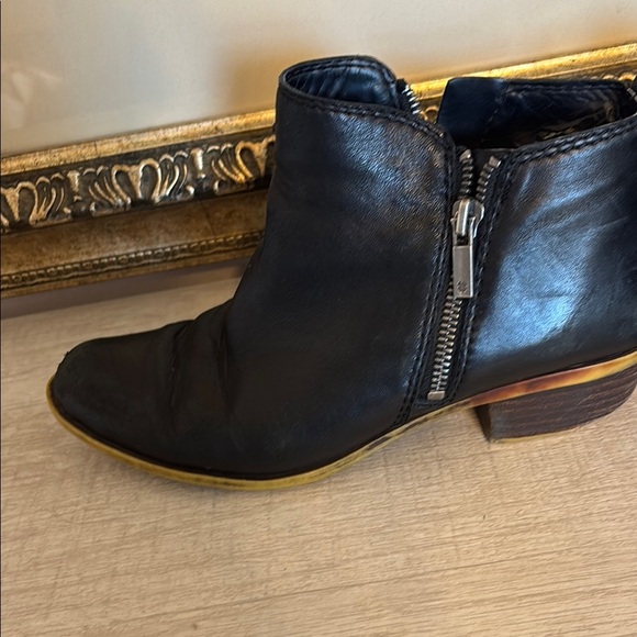 Sleek Black Ankle Boots with Side Zipper - Picture 3 of 8